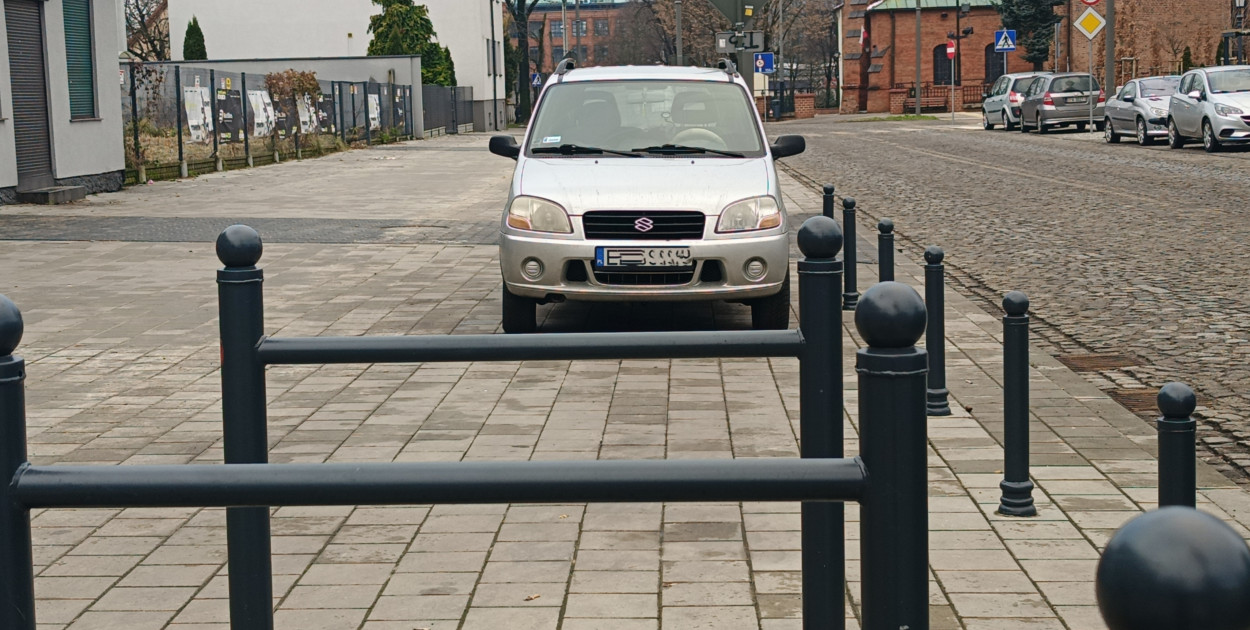  Urzędnicy zastanawiają się, czy nie dopuścić legalnego parkowania przy placu na Starym Rynku.