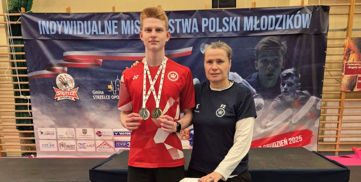 Kacper Grabarz (Korona Pabianice) wraz z trenerką, Katarzyną Krasowską.