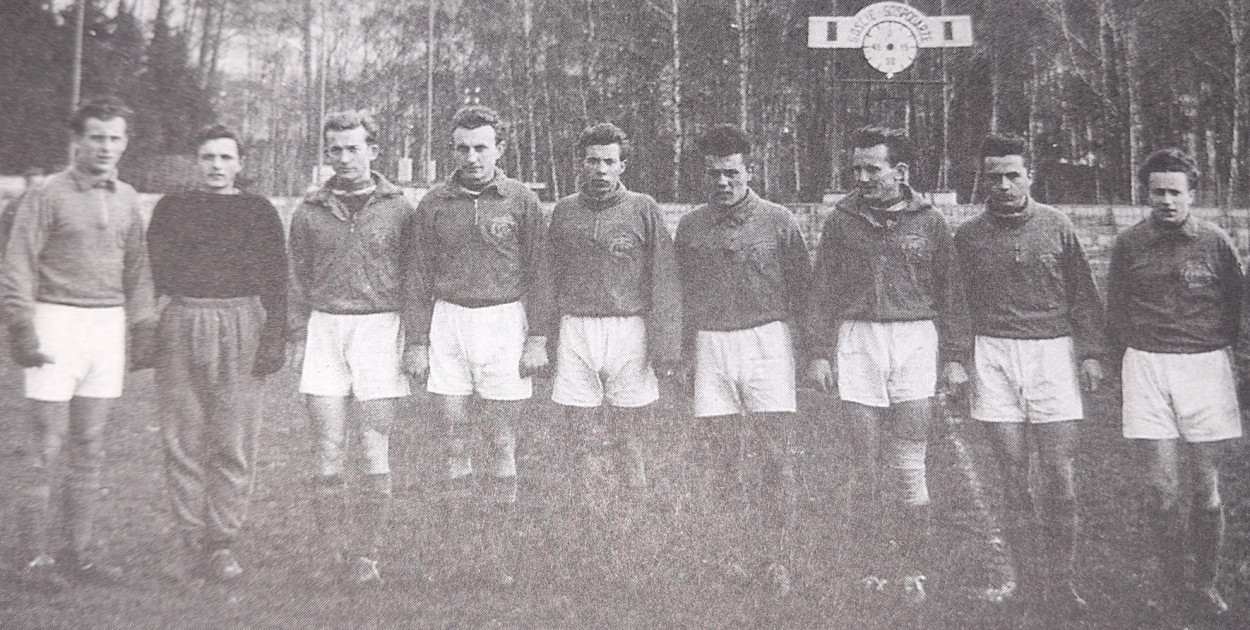 Drużyna PTC Pabianice z 1957 roku. Pierwszy z lewej Jerzy Przybylak.