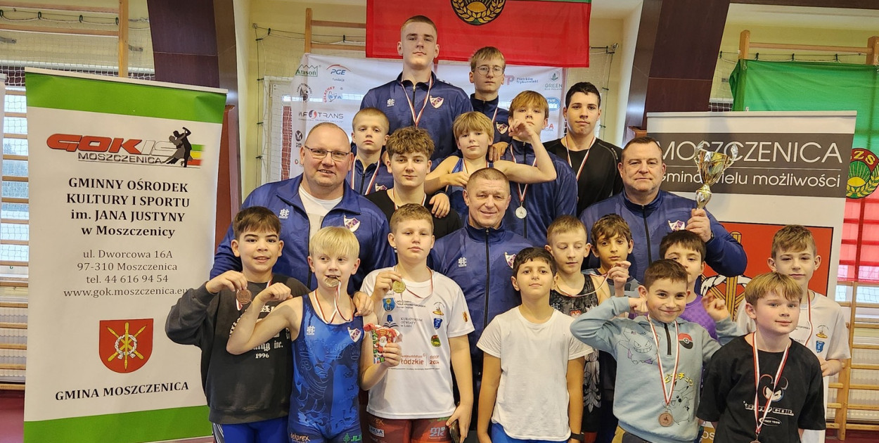 Ekipa zapaśników PTC Pabianice podczas turnieju w Moszczenicy.