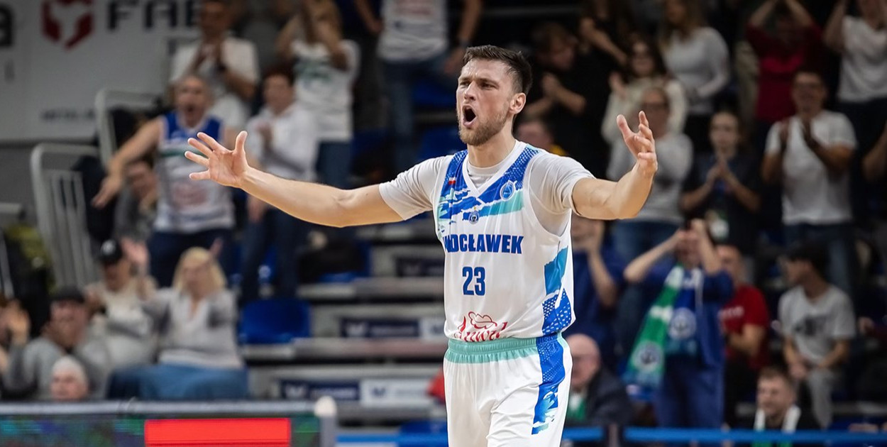 Wychowanek PKK 99 Pabianice Michał Michalak był najskuteczniejszym koszykarzem Anwilu Włocławek.