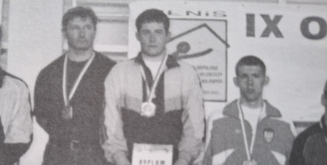 W 2003 roku zapaśnik PTC Pabianice, Michał Kudliński (w środku) został mistrzem Polski kadetów.