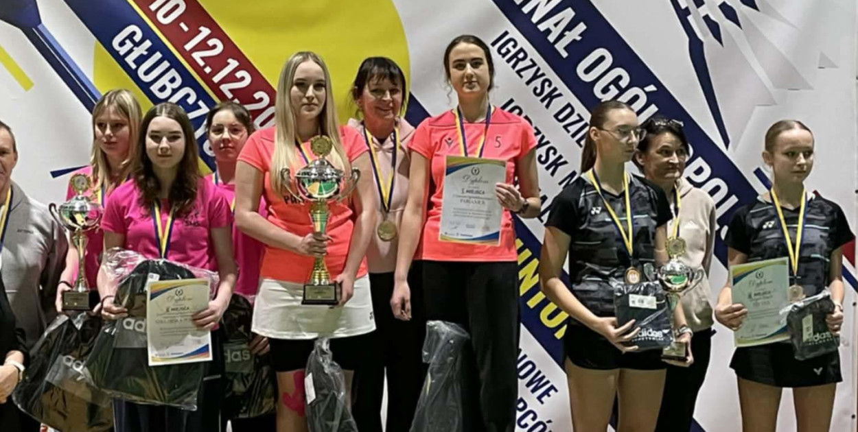 Podwójni złoci medaliści - drużyna II LO w Pabianicach.