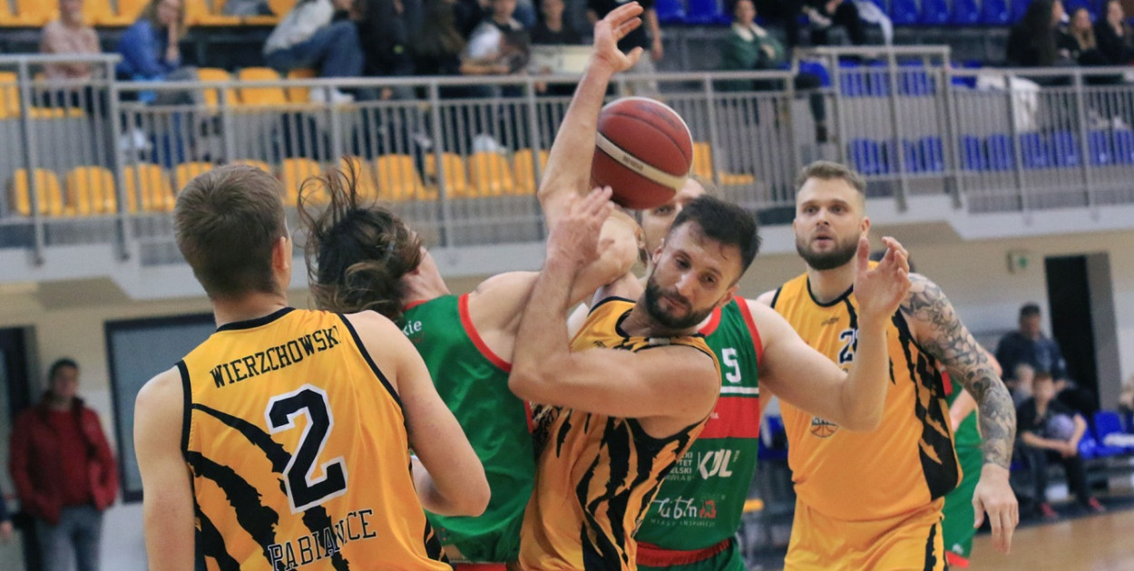 Patryk Zawadzki (w środku) był najskuteczniejszym koszykarzem Profi Sunbud PKK 99 Pabianice.