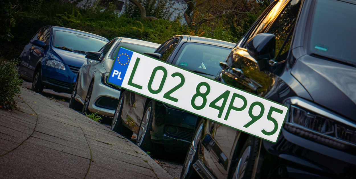 Tablice z zielonymi napisami na kolejnych autach. Nie chodzi o "elektryki"