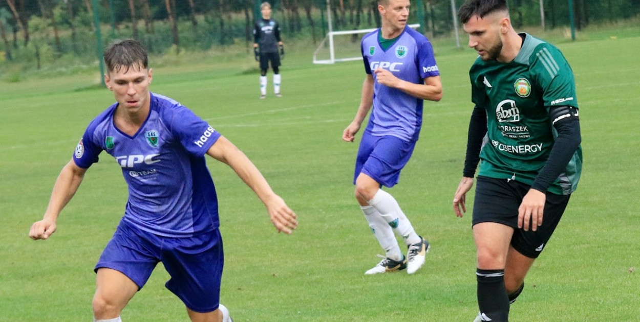 Jakub Szczyszek (po lewej) nie powinien wystąpić w meczu GKS Ksawerów - Andrespolia Wiśniowa Góra.