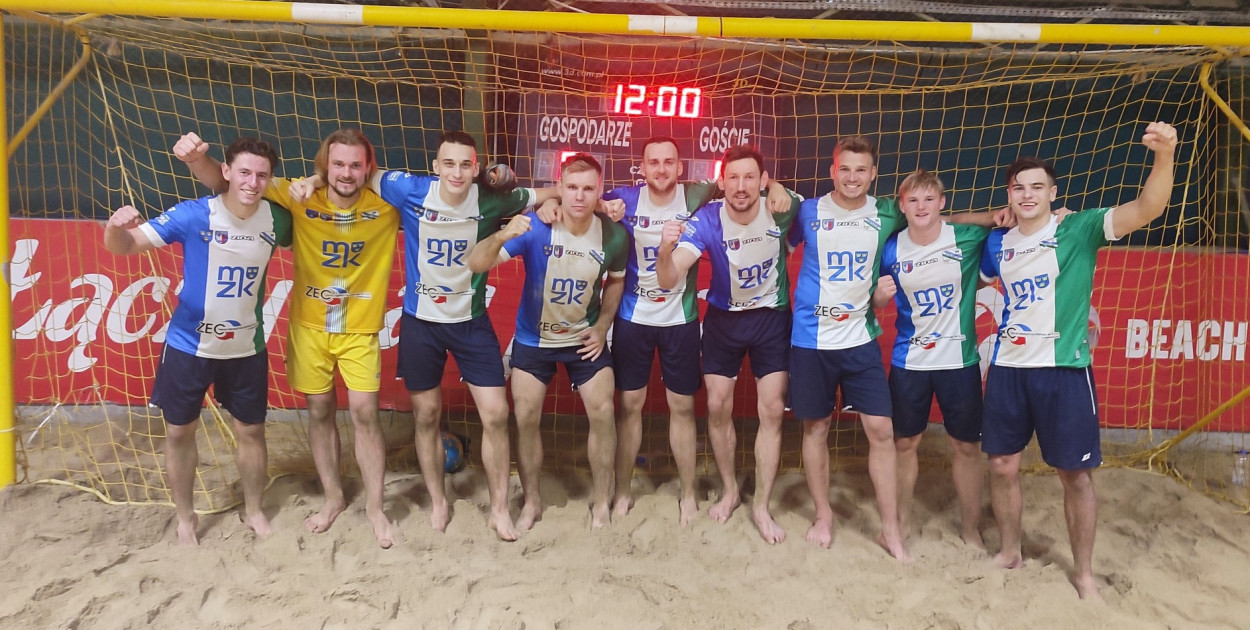 Drużyna Włókniarza Pabianice - brązowy medalista Zimowego Pucharu Polski w beach soccerze.