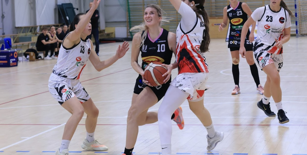 Waleczna Natalia Gzinka (nr 10) rzuciła aż 23 punkty dla Grota OPK F&F Automatyka Pabianice.