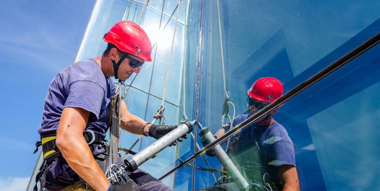 Profesjonalne usługi alpinistyczne i prace wysokościowe - co zapewnia alpinizm prz