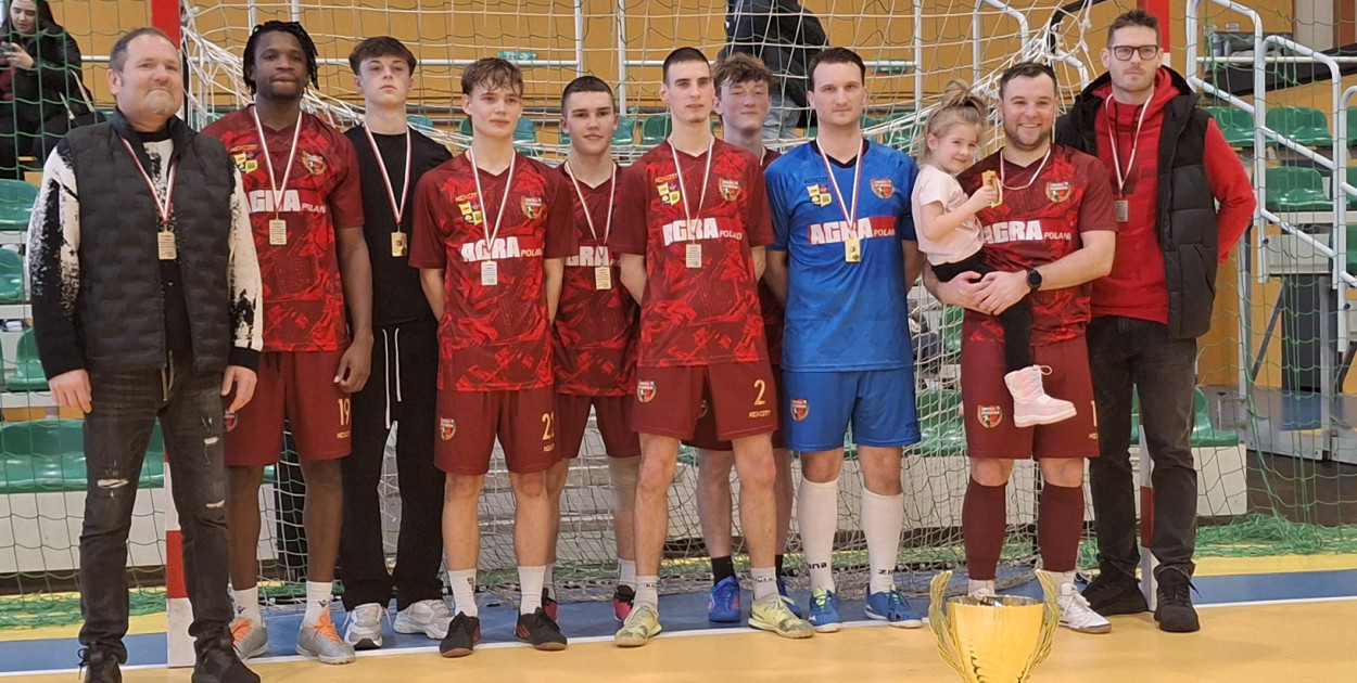 Piłkarze Iskry Dobroń wygrali 11. edycję turnieju o puchar starosty pabianickiego. Fot. Grzegorz Ziarkowski