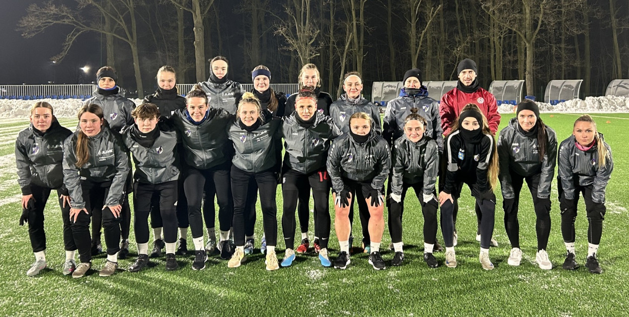 Piłkarki PTC Pabianice na pierwszym treningu z nowym szkoleniowcem, Oktawianem Maliszewskim.