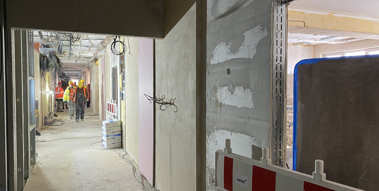 Wiceminister zdrowia na budowie w PCM