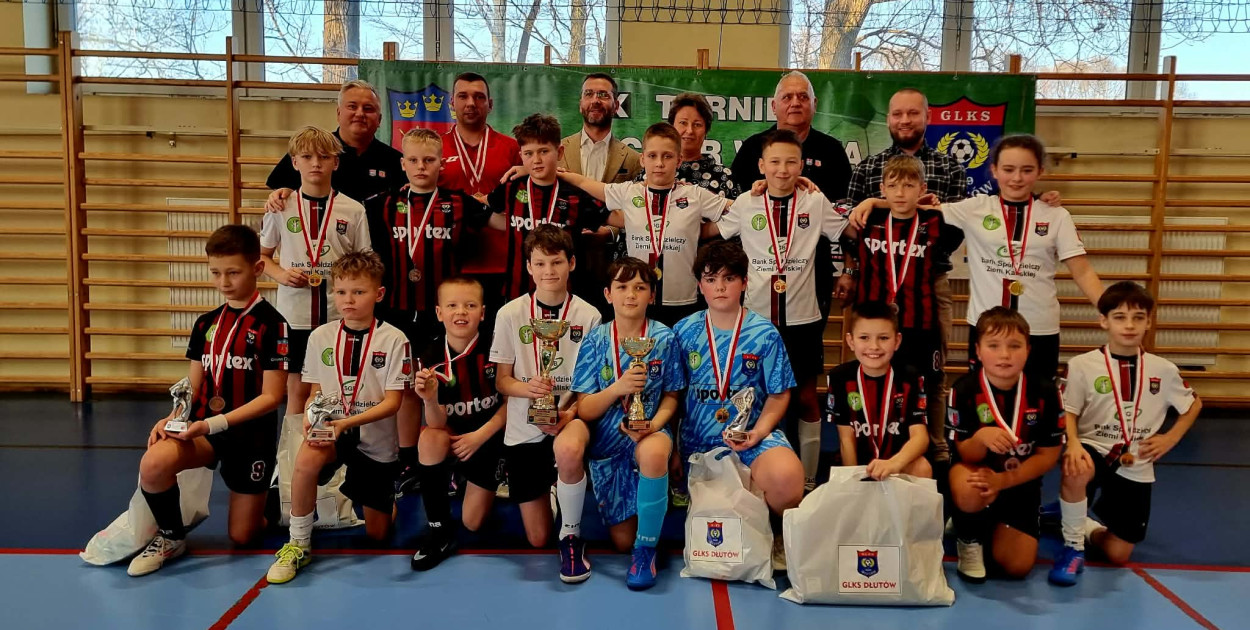 Wygrali po karnych. GLKS Dłutów z Pucharem Wójta