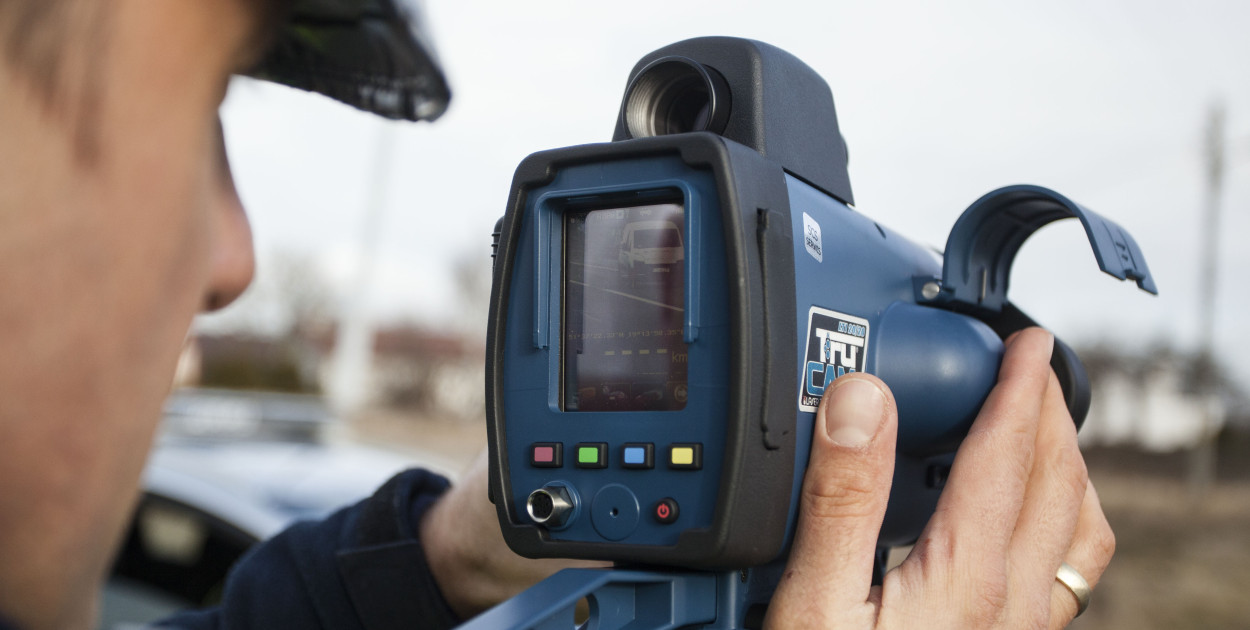 Instruktor nauki jazdy pędził 117 km/h w terenie zabudowanym