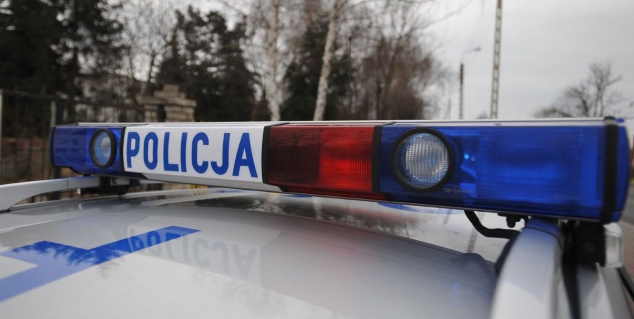 Seniorka była boso w samym szlafroku na ulicy nocą