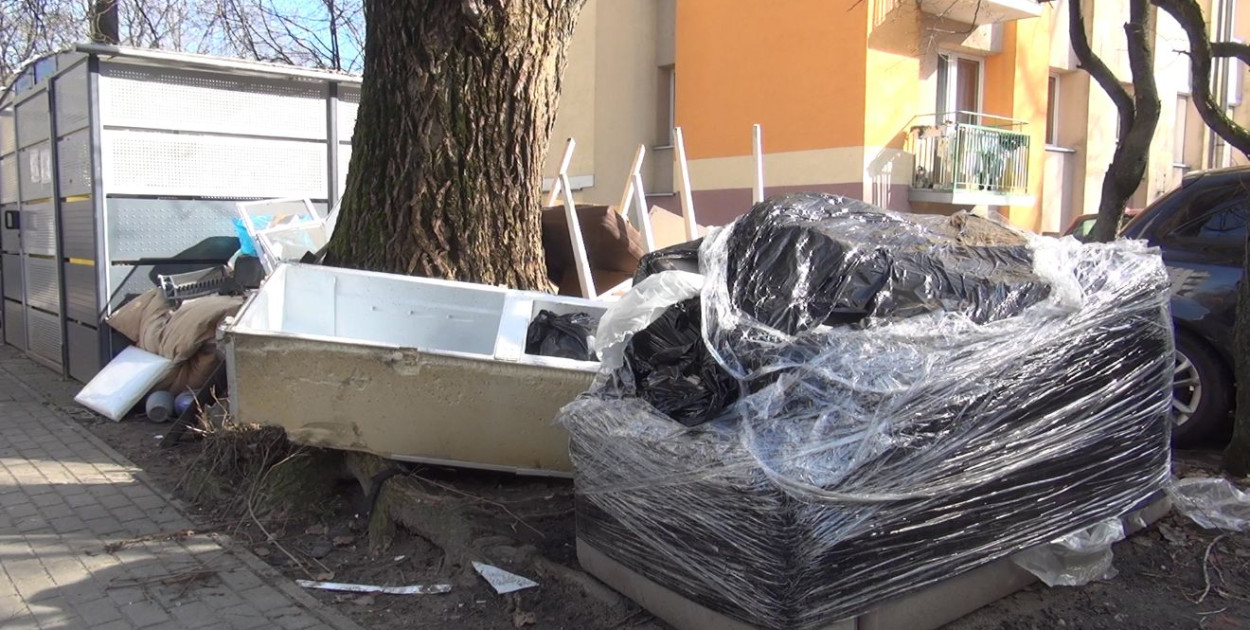 Sterty gabarytów przy wiatach śmietnikowych.  Za to grozi grzywna