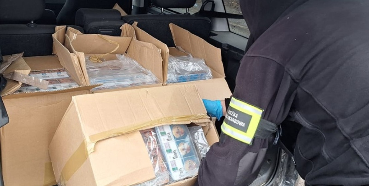 Kontrabanda w garażu. Tysiące papierosów i alkohol bez akcyzy