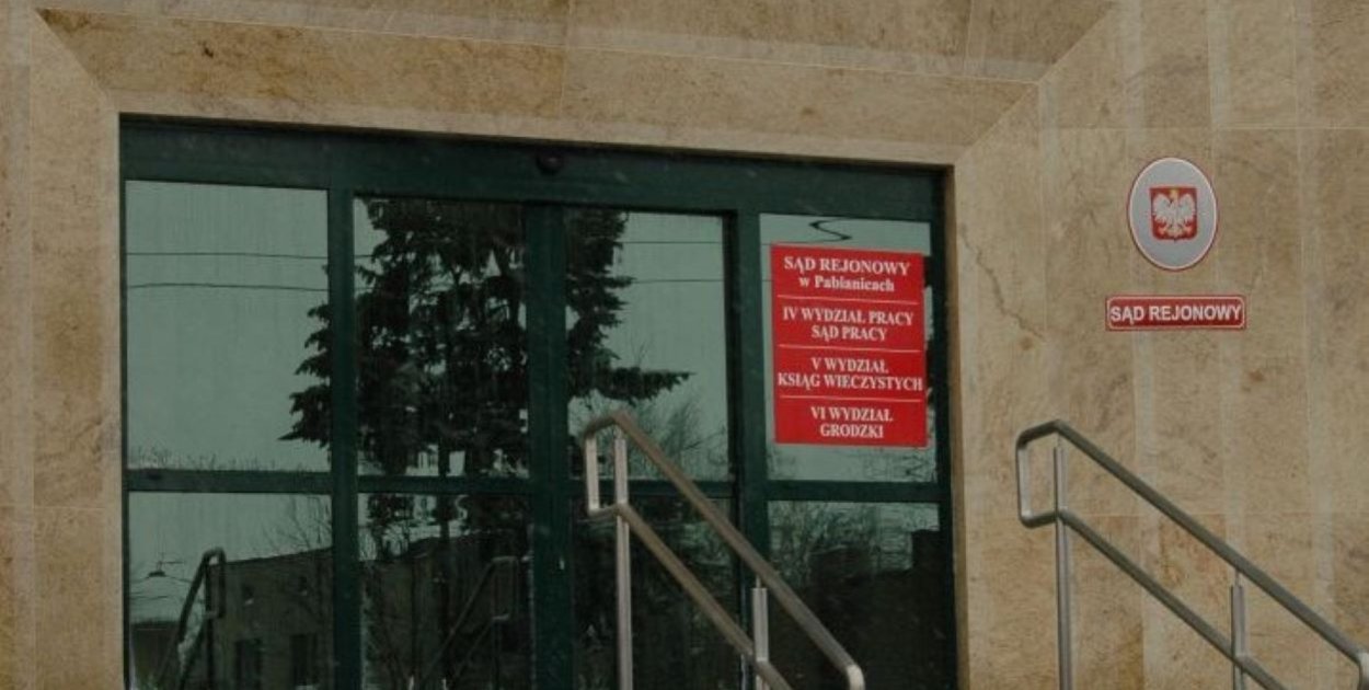 Idzie do sądu z pabianicką policją