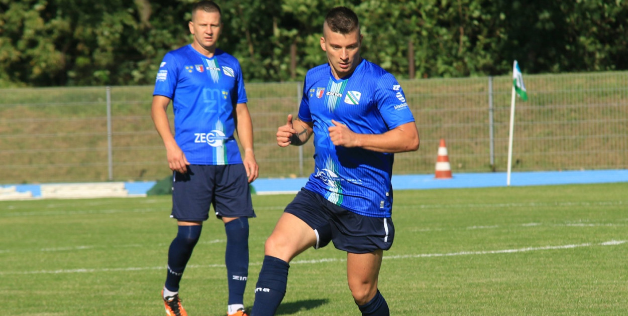 Bartosz Bujalski superstar. Włókniarz liderem „okręgówki”!