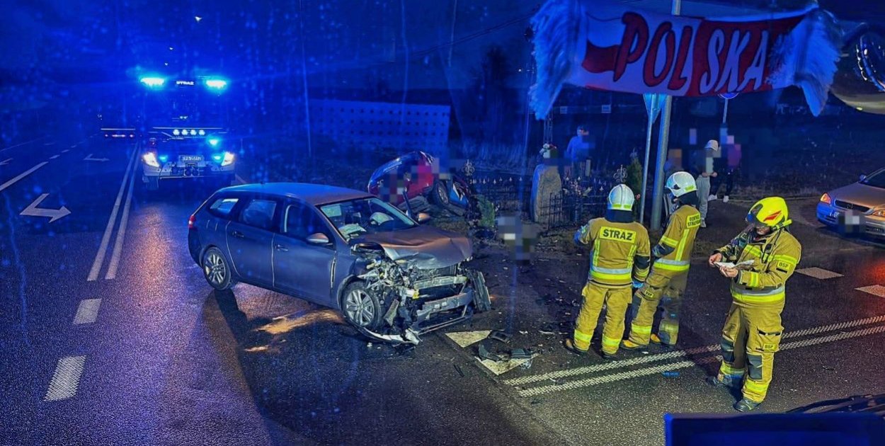 Potrójna stłuczka na skrzyżowaniu