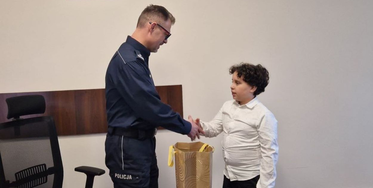 Zachował zimną krew i uratował mamę. Policja nagrodziła jego postawę