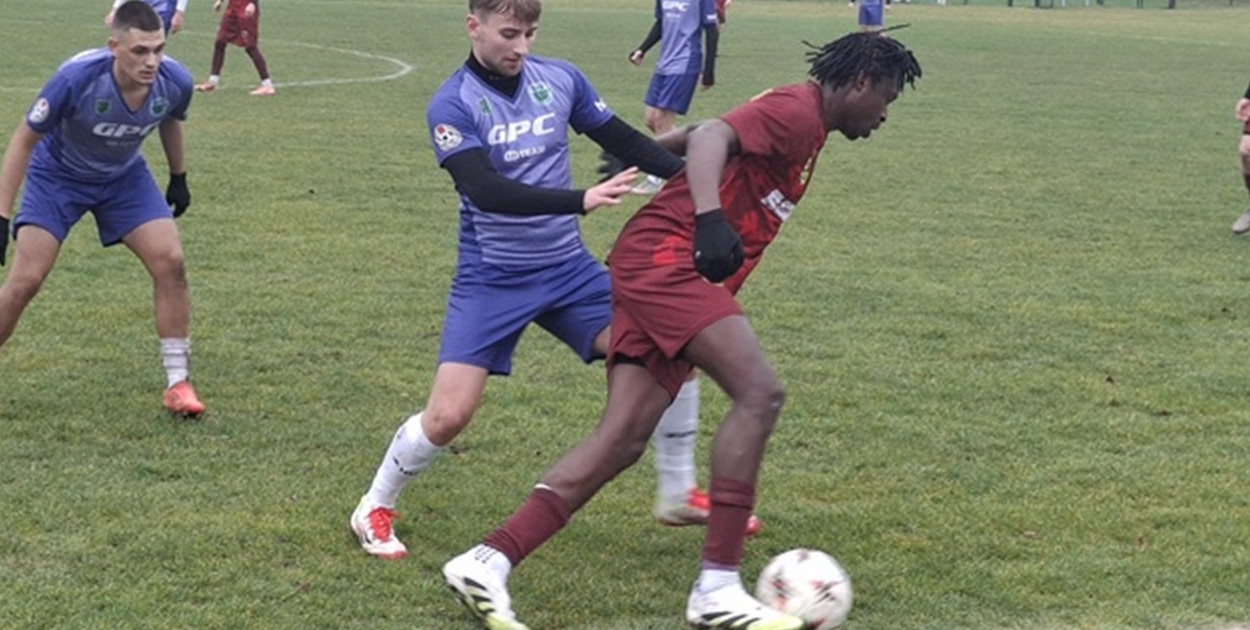 Wykartkowani piłkarze i... trenerzy. Porażka Iskry Dobroń