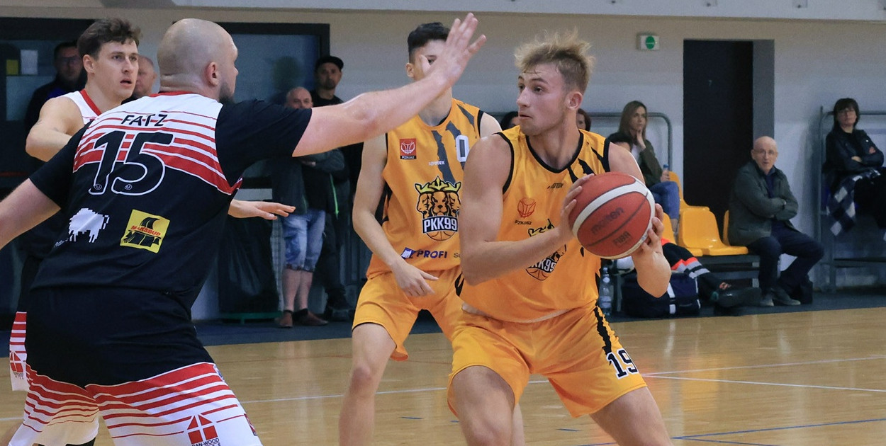 Dostali „setkę” w stolicy. Porażka koszykarzy PKK 99