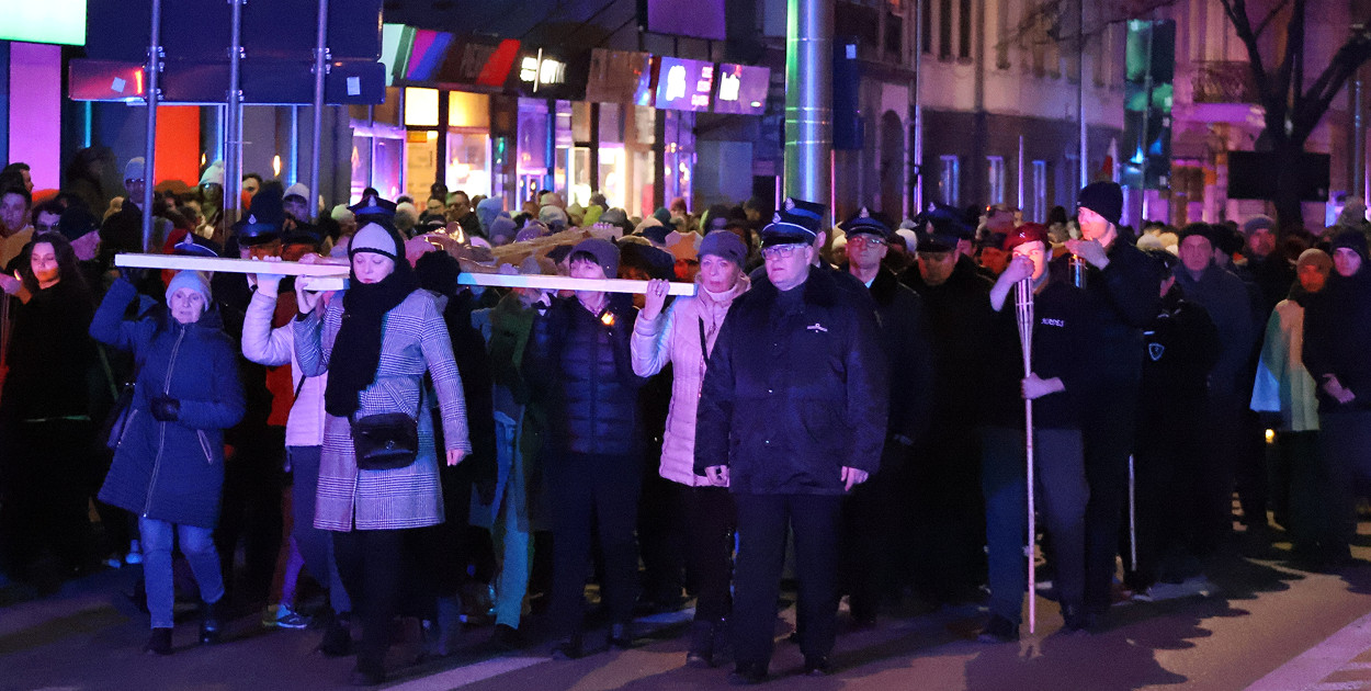 Ulicami Pabianic przeszedł tłum wiernych