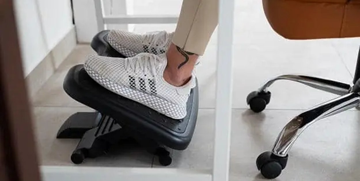 Podnóżek biurowy — niedoceniany element ergonomicznego stanowiska pracy