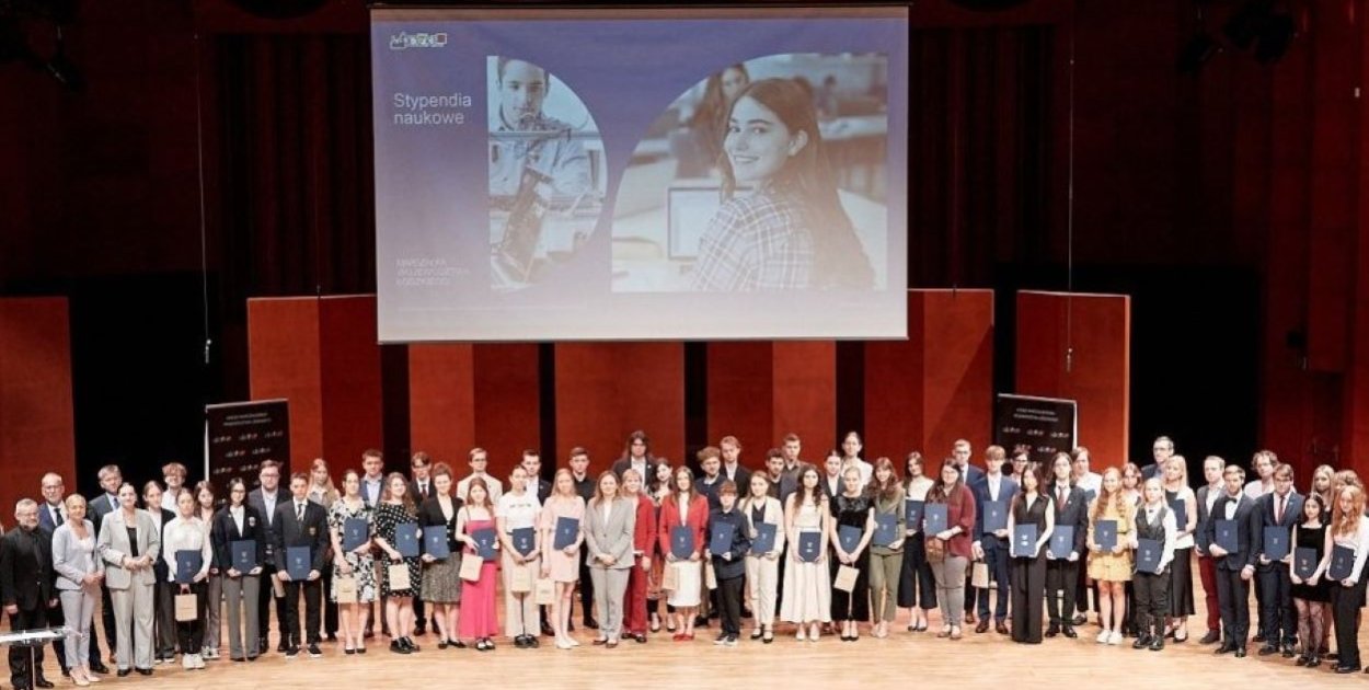 Stypendia marszałka województwa dla uczennic z Widzewa