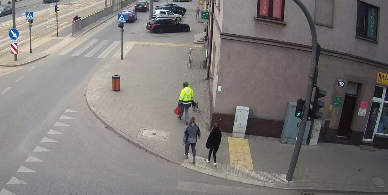 Wypłaciła gotówkę i ją zgubiła. Oni skorzystali [VIDEO]