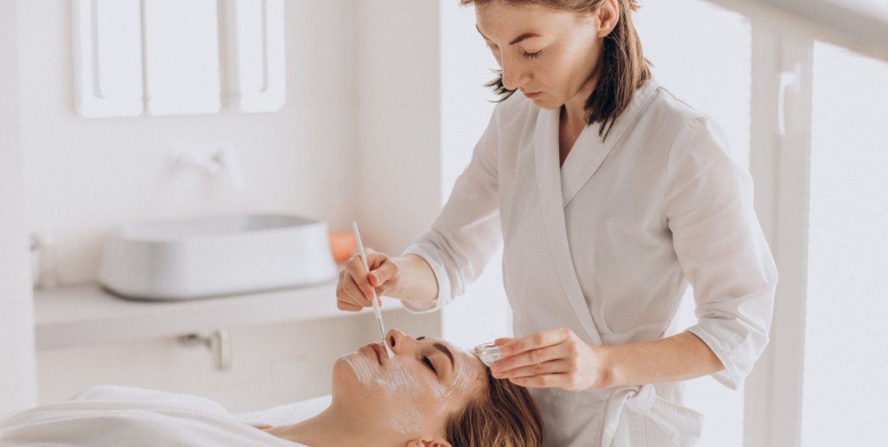 Jak prawidłowo przygotować się do zabiegu mikrodermabrazji i czego unikać po jego