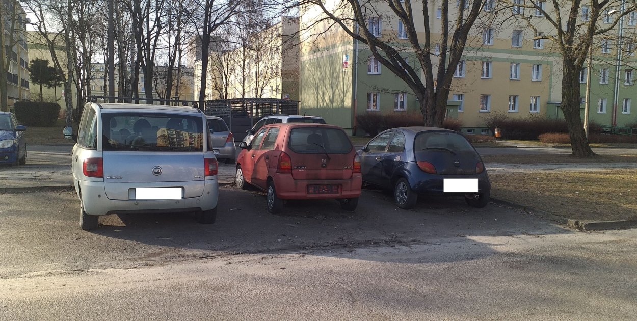 Wraki blokują parkingi. Kolejne interwencje Straży Miejskiej