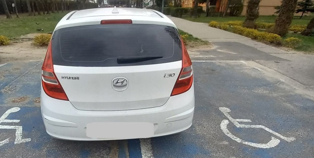 Zajął dwa miejsca dla osób niepełnosprawnych