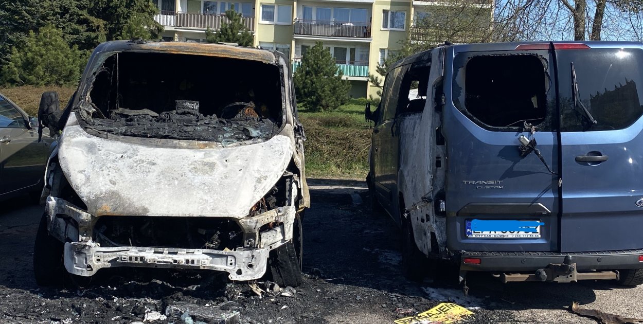 Nocny pożar na parkingu przy Biedronce. Podpalono dwa auta