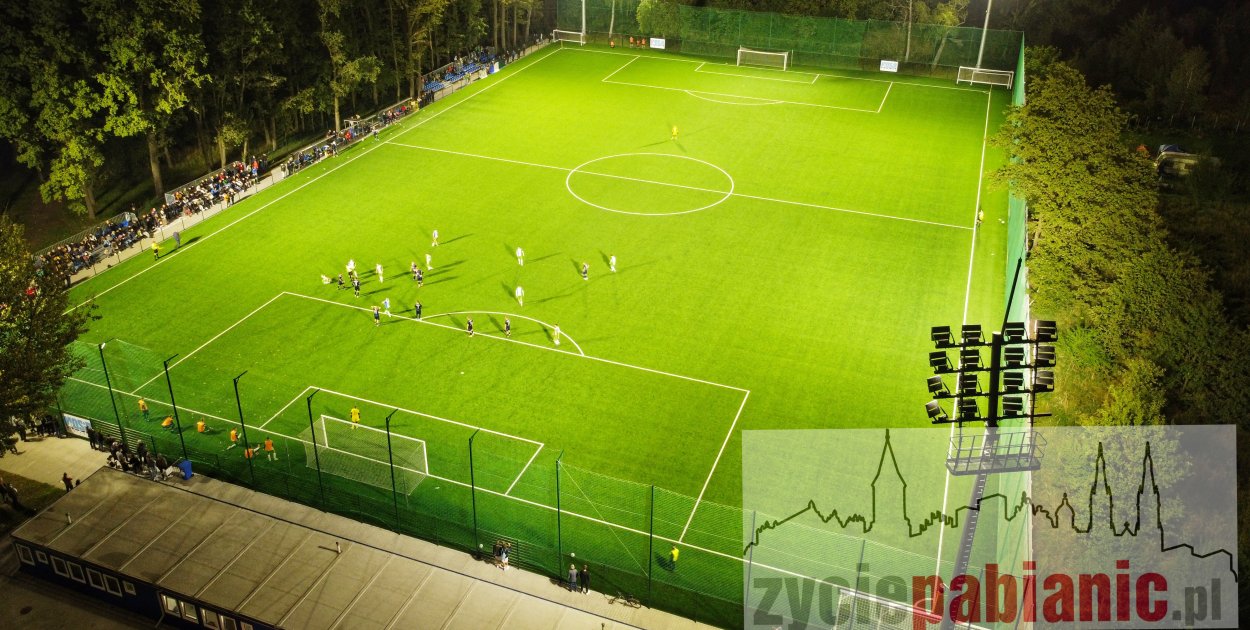Kibice kontra boczne boisko