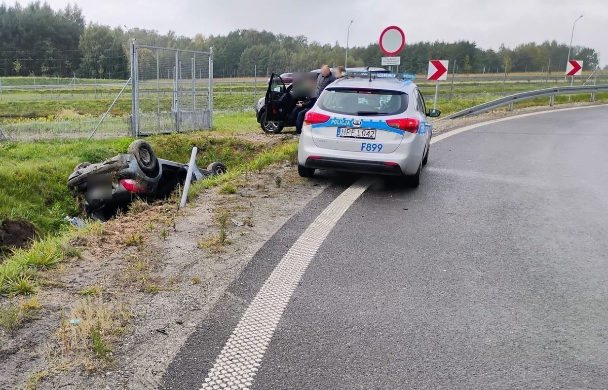 Auto w rowie na S14